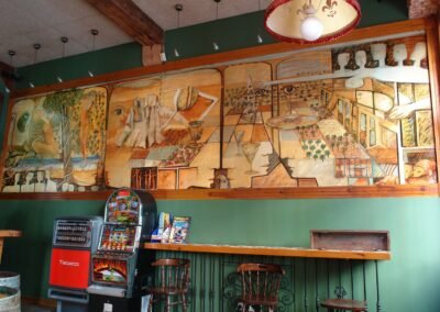 Mural en Restaurante Ajero, Santander-Cantabria. En 1981, Roberto Orallo dejó su huella en el restaurante Ajero de Santander con un mural que transforma el espacio en un escenario de formas, colores y ritmo. Con un lenguaje vibrante y una marcada influencia de la pintura cinética y la abstracción geométrica, el mural propone una coreografía visual que acompaña el acto de comer, de conversar, de encontrarse. No es solo un fondo decorativo: es un protagonista silencioso que acompaña la experiencia del comensal, enriqueciendo el ambiente con su fuerza plástica. Realizado en una época de plena efervescencia creativa, el mural es también testimonio de la capacidad de Orallo para integrar el arte en la vida cotidiana, llevando su visión estética a espacios públicos y privados con la misma intensidad.